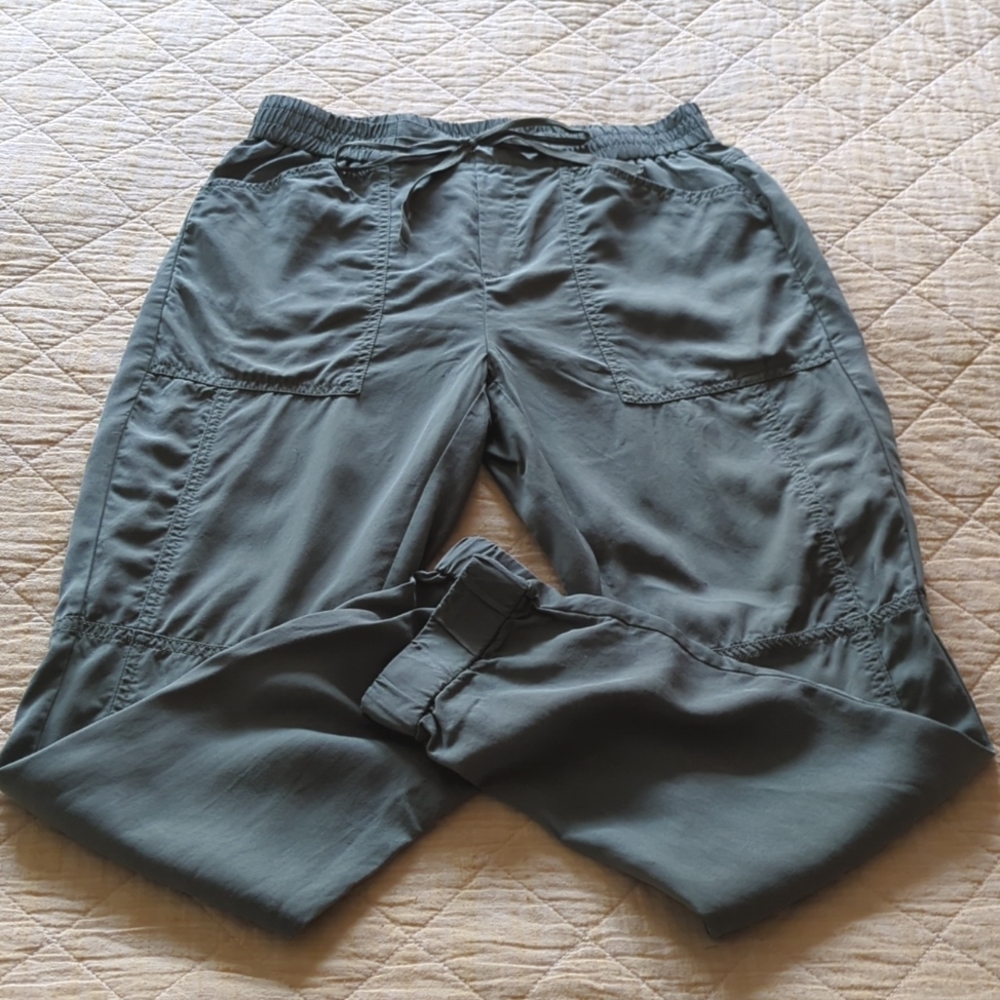 Women's army green Banana Republic drapey joggers size 4